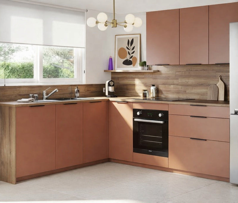 Cuisine d'angle mélaminé avec meubles bas et rangements en hauteur, agencement sur mesure