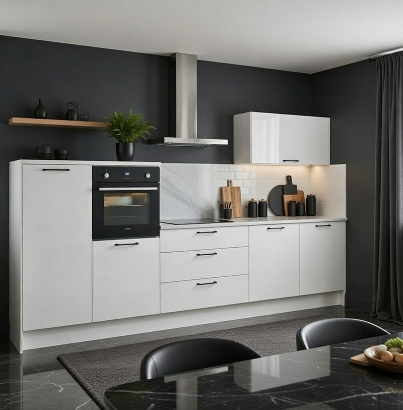 Cuisine droite laquée brillante avec meubles bas et éléments ouverts, design contemporain