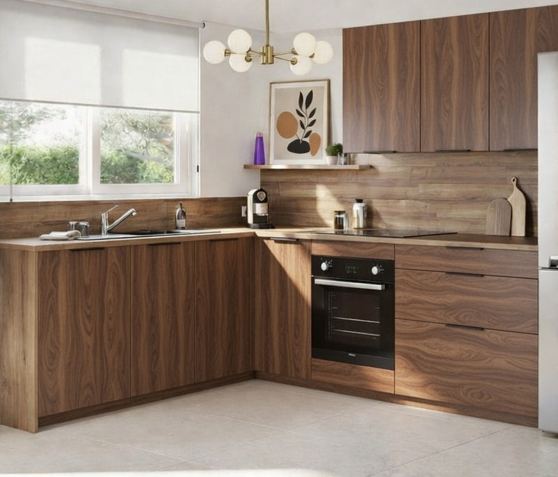 Cuisine d'angle texturée avec rangements en hauteur, meubles bas et plan de travail sur mesure
