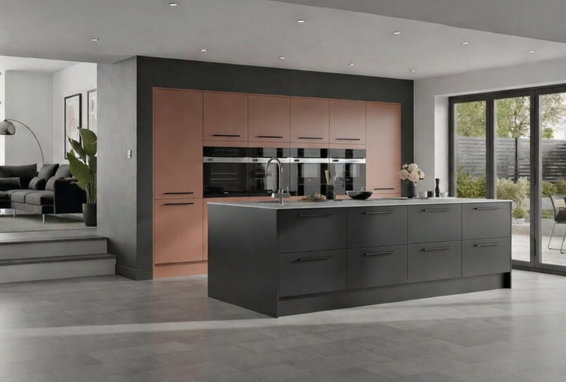 Cuisine équipée avec îlot central, armoires intégrées et électroménager encastré, finition mélaminé