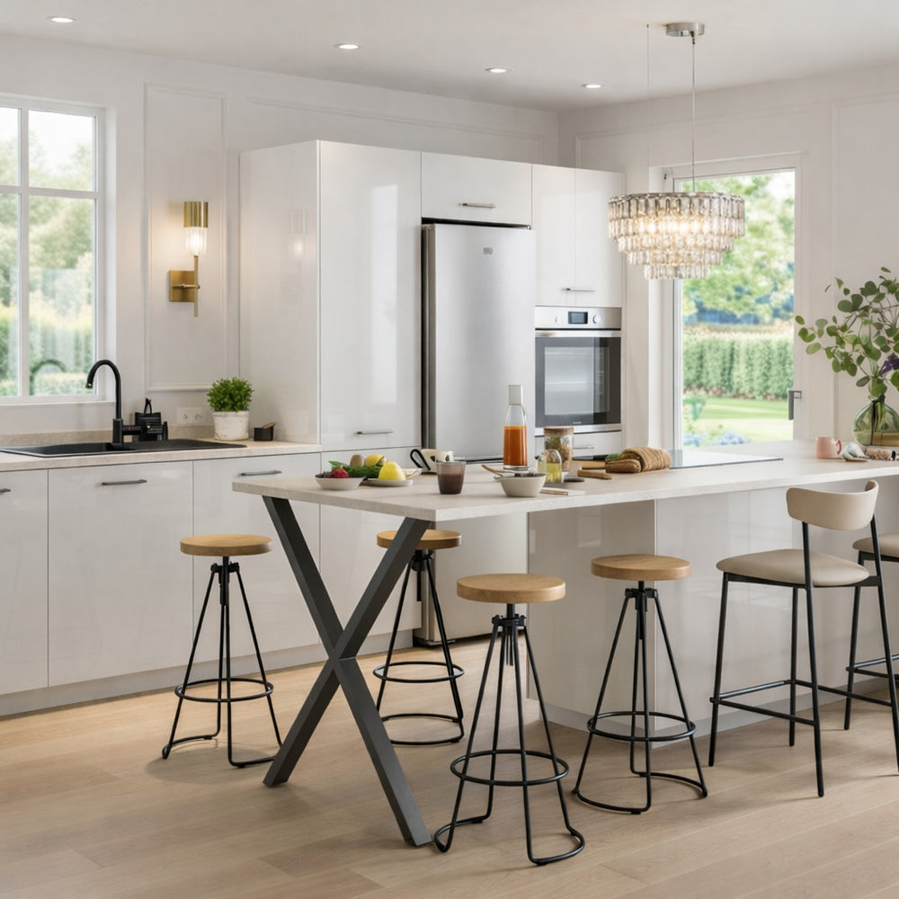 Cuisine ouverte avec îlot central, meubles laqués brillants côté mural, design épuré contemporain