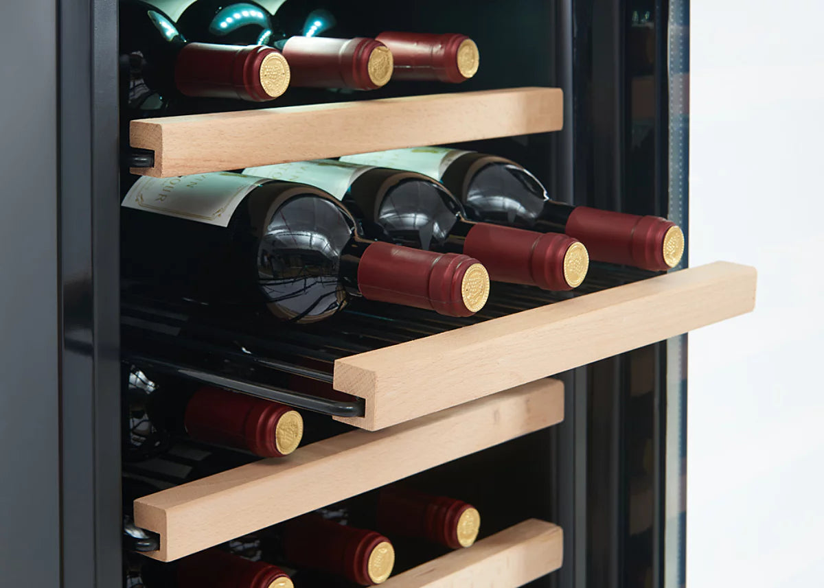 Cave à vin HYUNDAI HY-CAV91BS-002 : Wine Expert 41 bouteilles single zone, clayettes métal finition bois et porte vitrée