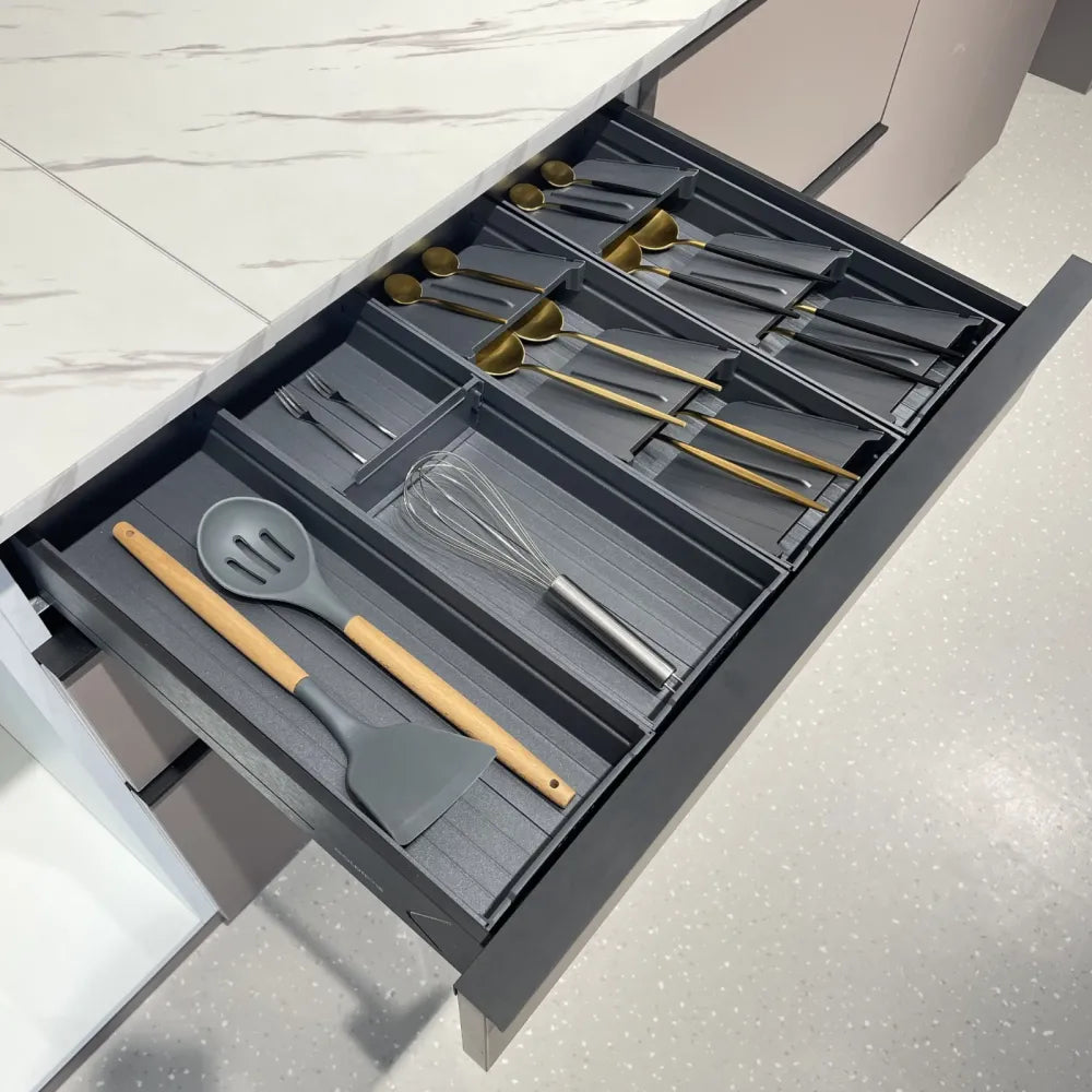 Bac organiseur tiroir cuisine : Alliage aluminium gris anthracite, 473 × 150 × 68 mm — anti-dérapant, sans installation