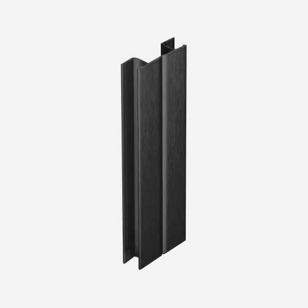 Raccord multi-angle flexible PVC aluminium noir mat pour plinthe de cuisine