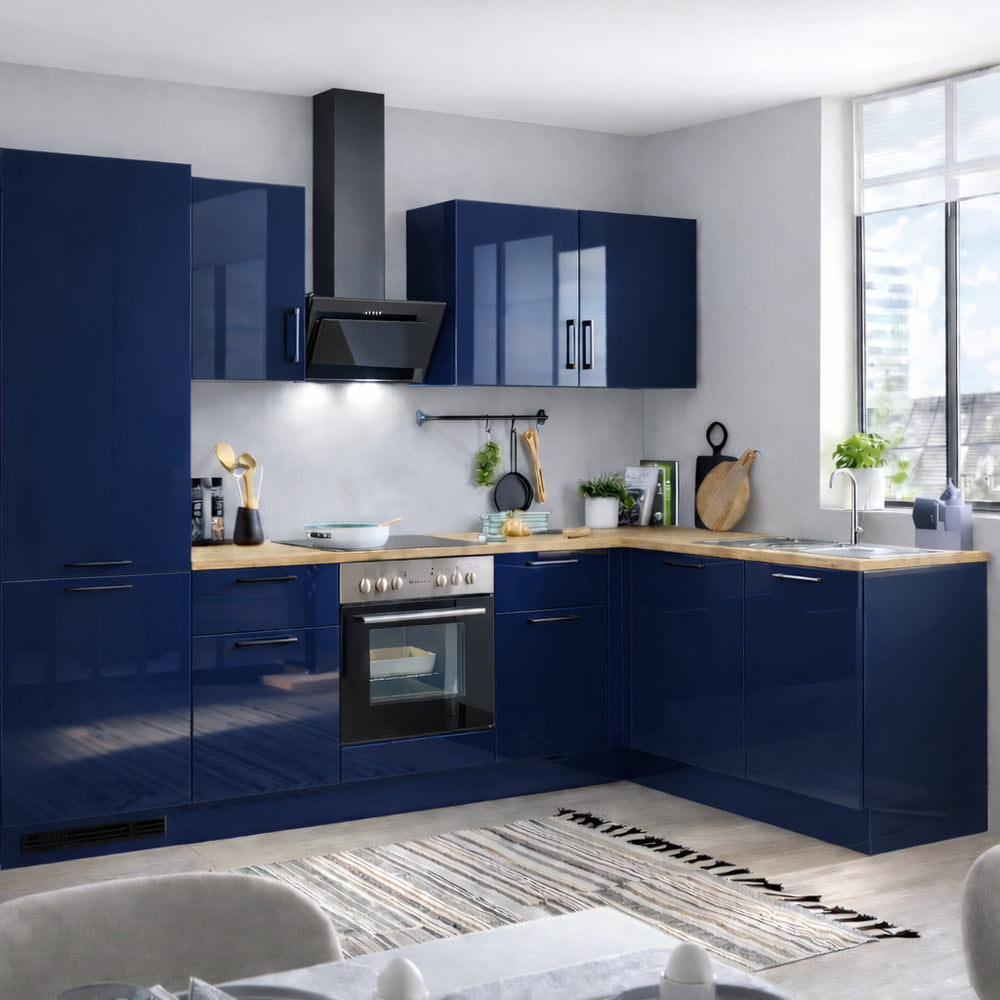 Cuisine d'angle laquée brillante avec placards en hauteur, style épuré et compact