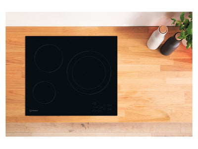 Plaque vitrocéramique INDESIT RI360C : 3 foyers noir, 2 doubles zones et commandes sensitives