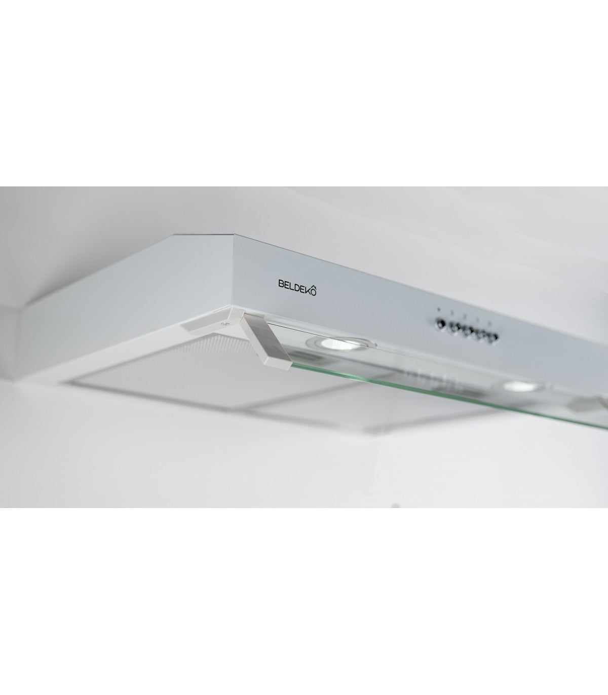 Hotte casquette BELDEKO RIVAGE 60 WH : Visière blanche 60 cm extra-plate 93 mm, 210 m³/h, 3 vitesses et éclairage LED