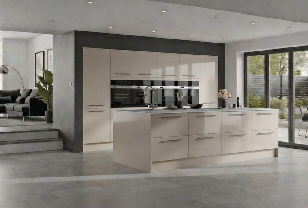 Cuisine laquée brillante avec îlot central, meubles rangement intégrés, style contemporain