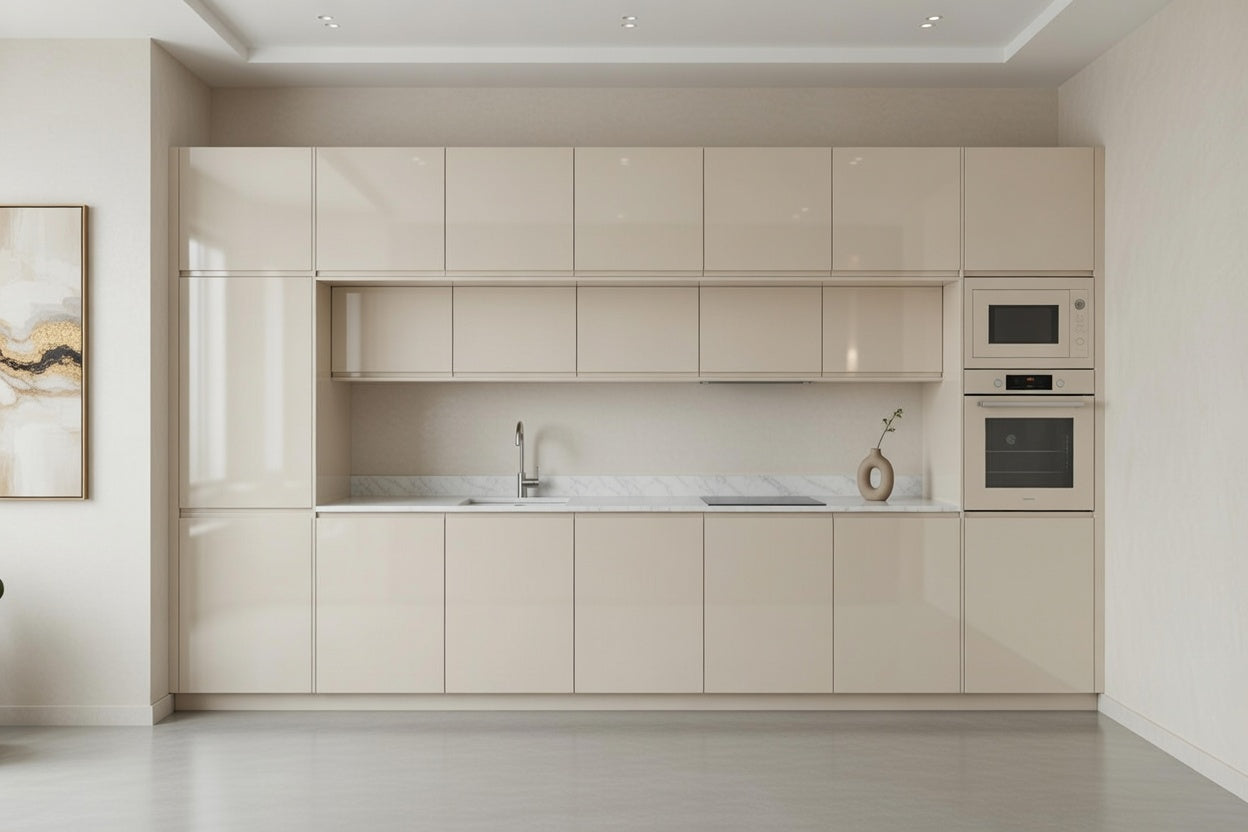 Cuisine linéaire laquée brillante pleine hauteur, intégrée au mur, design épuré sur mesure