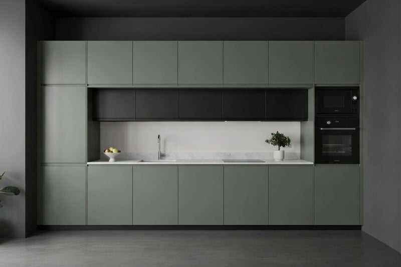 Cuisine linéaire laquée mate pleine hauteur, implantation épurée intégrée au mur