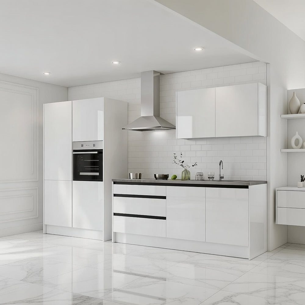 Cuisine laquée brillante compacte avec meubles hauts et colonne intégrée, rendu épuré